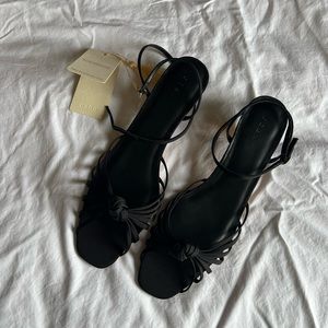Doen Black Sandal
